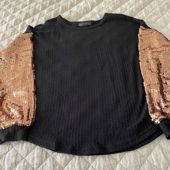 5 🌟 Rated Waffle Shirt with Gold Sequined Sleeves, Rounded Hem - Picture 11 of 13